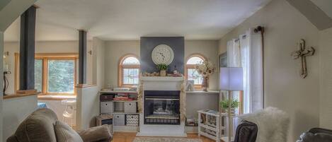 Smart-TV, Kamin, DVD-Player, Bücher