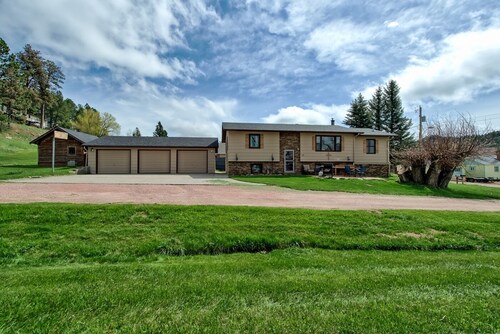 Downtown Custer &  neighbor to Rock Crest Lodge