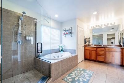 ⛱Real Mineral Water Hottub+Pool⛱Game Room💜Purple Sleep Experience💜420/PET OK