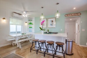 Dining - Located In the Heart of Mission Beach! (San Diego)