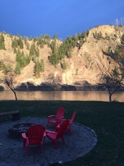 Missouri Riverfront Bungalow Near Craig MT.