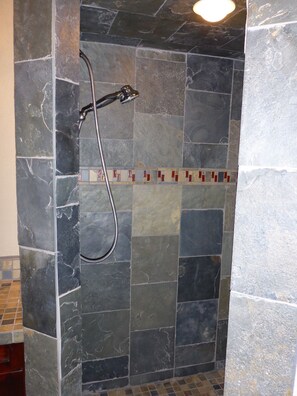 Dusche, Haartrockner, Handtücher, Toilettenpapier
