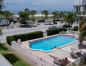 Alberca al aire libre y alberca climatizada