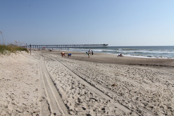 Playa en los alrededores, camastros y toallas de playa 
