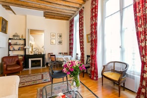 TV connectée, cheminée, livres