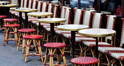 Amazing Apartment With Loft & Tons Of Charm By The Louvre & Tuileries Garden!