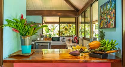 A 300 m de la plage, propriété de luxe vue mer avec piscine dans la jungle.