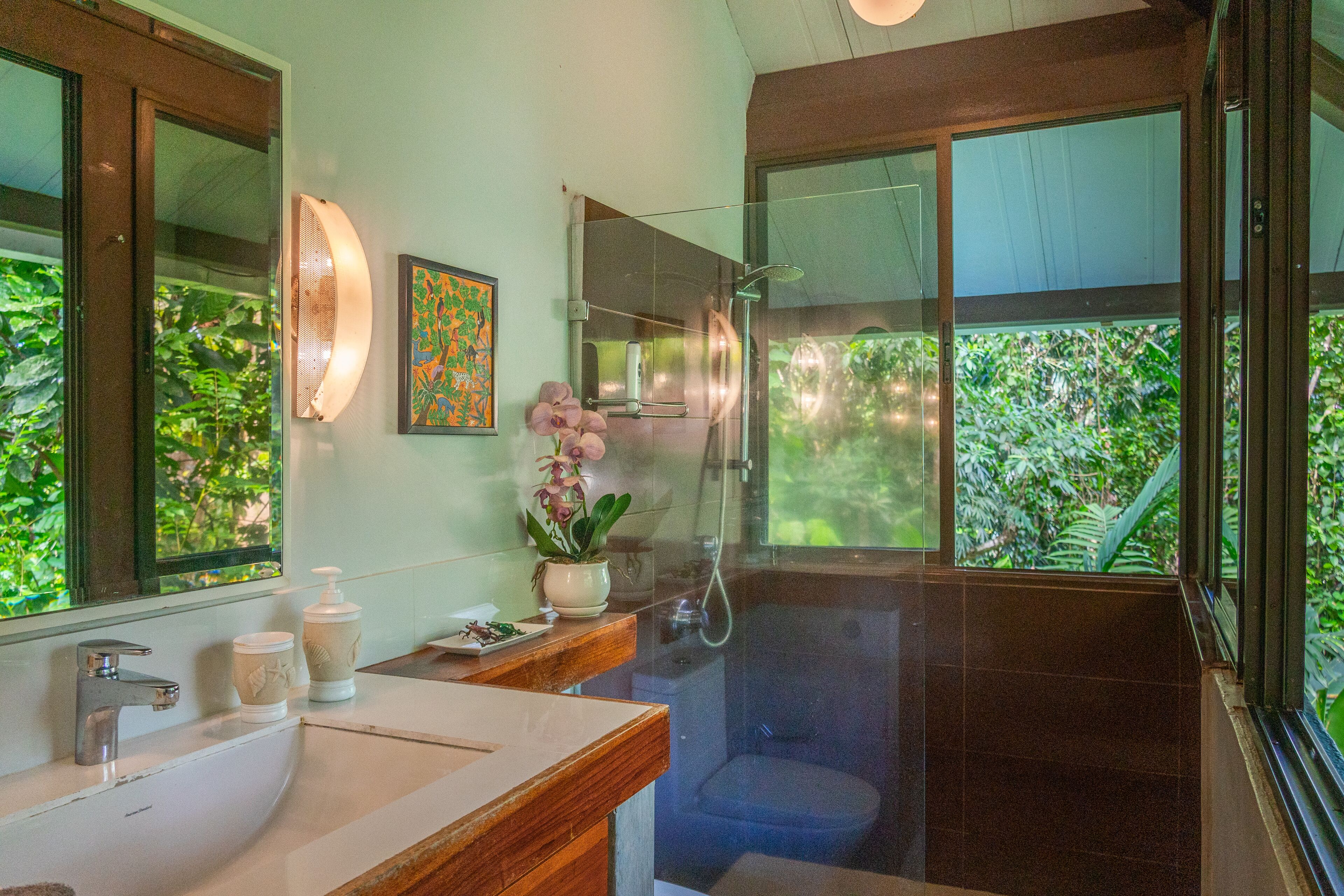 Shower, jetted tub, eco-friendly toiletries, hair dryer