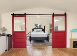 6 bedrooms, desk, iron/ironing board, free WiFi