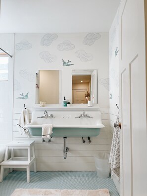 Combined shower/tub, hair dryer, towels, soap