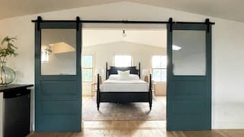 6 bedrooms, desk, iron/ironing board, free WiFi