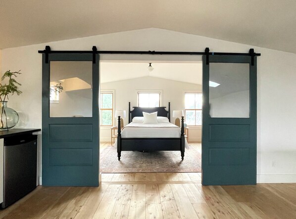 6 bedrooms, desk, iron/ironing board, free WiFi