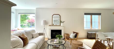 TV connectée, cheminée, console de jeux vidéo, baby-foot