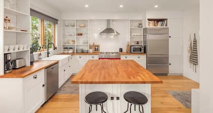 Light filled 6BR Home w/ Game Lounge + Private Guest Suite Walkable Minutes 2 DT