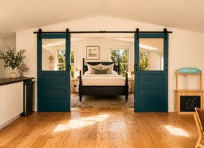 6 bedrooms, desk, iron/ironing board, free WiFi