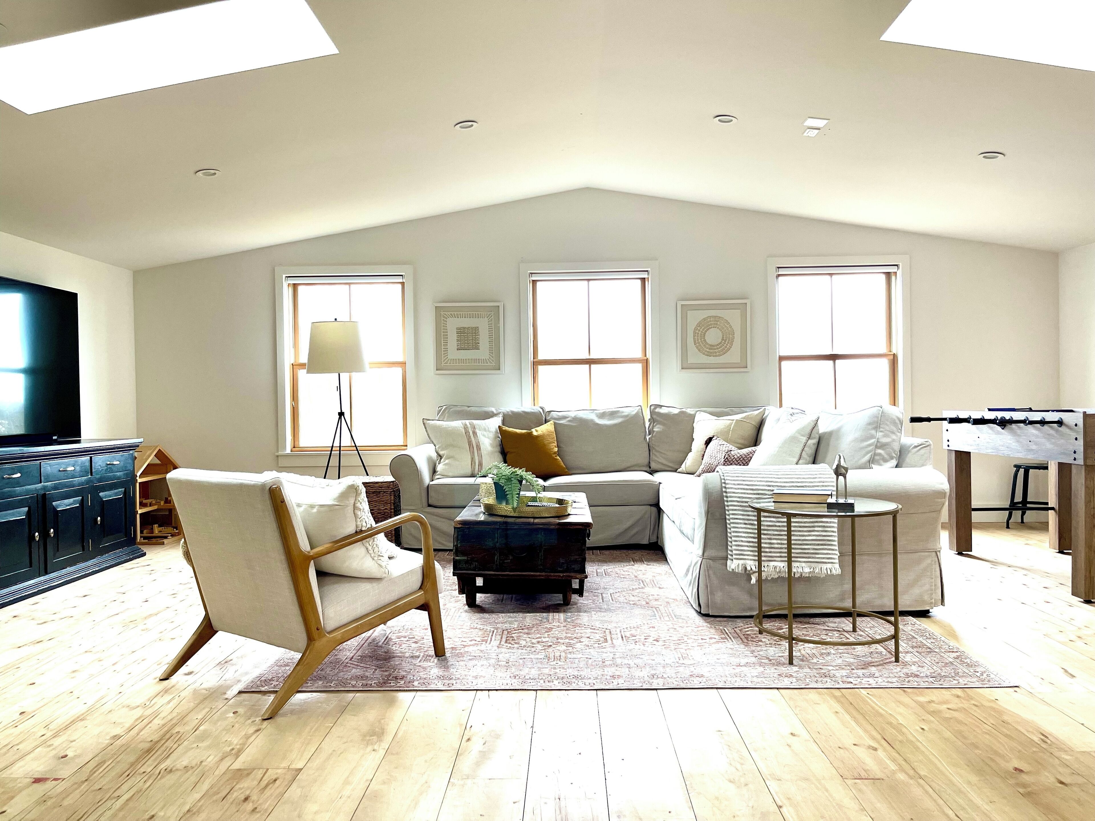 TV connectée, cheminée, console de jeux vidéo, baby-foot