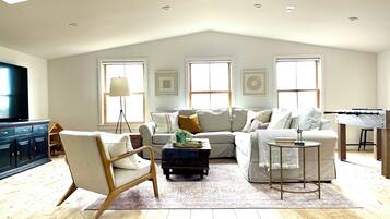 TV connectée, cheminée, console de jeux vidéo, baby-foot