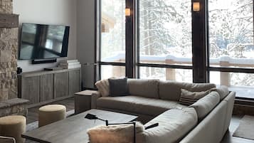 Una Smart TV, una chimenea, un reproductor de DVD, un futbolín