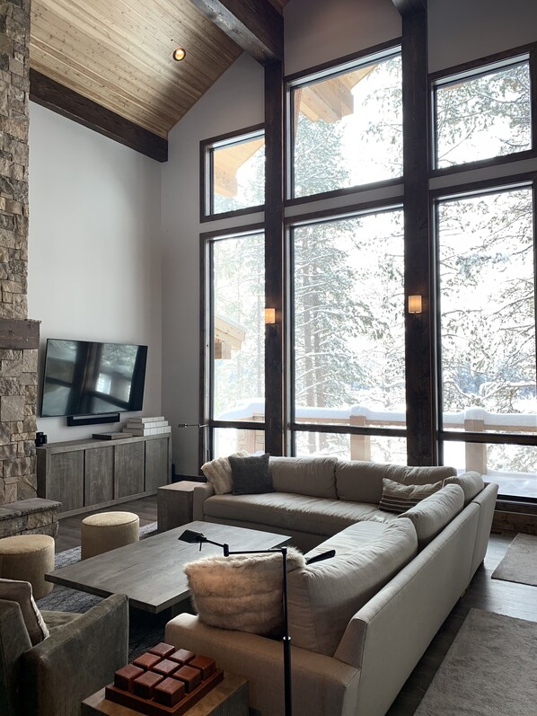 Smart TV, chimenea, reproductor de DVD y futbolito 