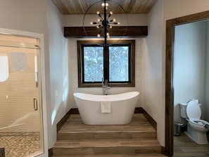 Combined shower/bathtub, hair dryer, towels, soap - Beautiful waterfront cabin on Bill's Island w/ private boat dock & hot tub (Island Park)
