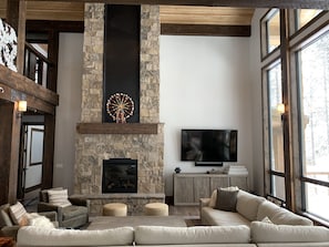 Smart TV, chimenea, reproductor de DVD y futbolito