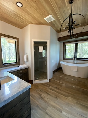 Combined shower/bathtub, hair dryer, towels, soap - Beautiful waterfront cabin on Bill's Island w/ private boat dock & hot tub (Island Park)