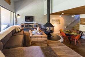 TV, peis, DVD-spiller og filmbibliotek