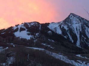 Un paysage de montagne avec des sommets enneigés et un ciel dégagé.