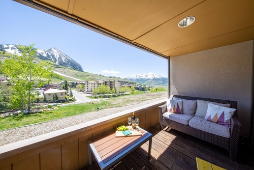 Rustic Modern Retreat! 3bed/2bath Close to Lifts