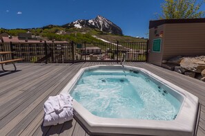 Outdoor spa tub - Rustic Modern Retreat! 3bed/2bath Close to Lifts (Crested Butte)