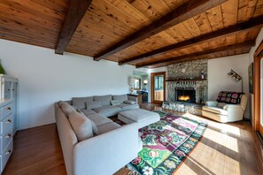 Smart TV, fireplace, DVD player, books - 2 Living Rooms! One for adults and one for the children! (Three Rivers)