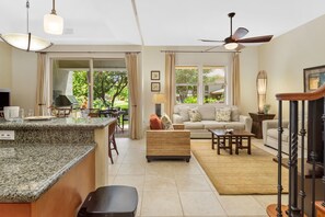 Een smart-tv, boeken en een printer