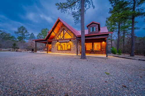 Family Time, Hot Tub, Play set, Fireplace, Outdoor Fire pit! Great for Families!