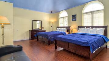 4 間睡房、書桌、熨斗/熨衫板、可攜式嬰兒床