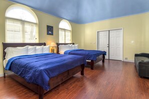 5 bedrooms, desk, iron/ironing board, travel crib - 2250 sqft Spacious  4Bd/3BTh House, 20 Mins Walk To Disneyland, Fireworks view!! (Anaheim)