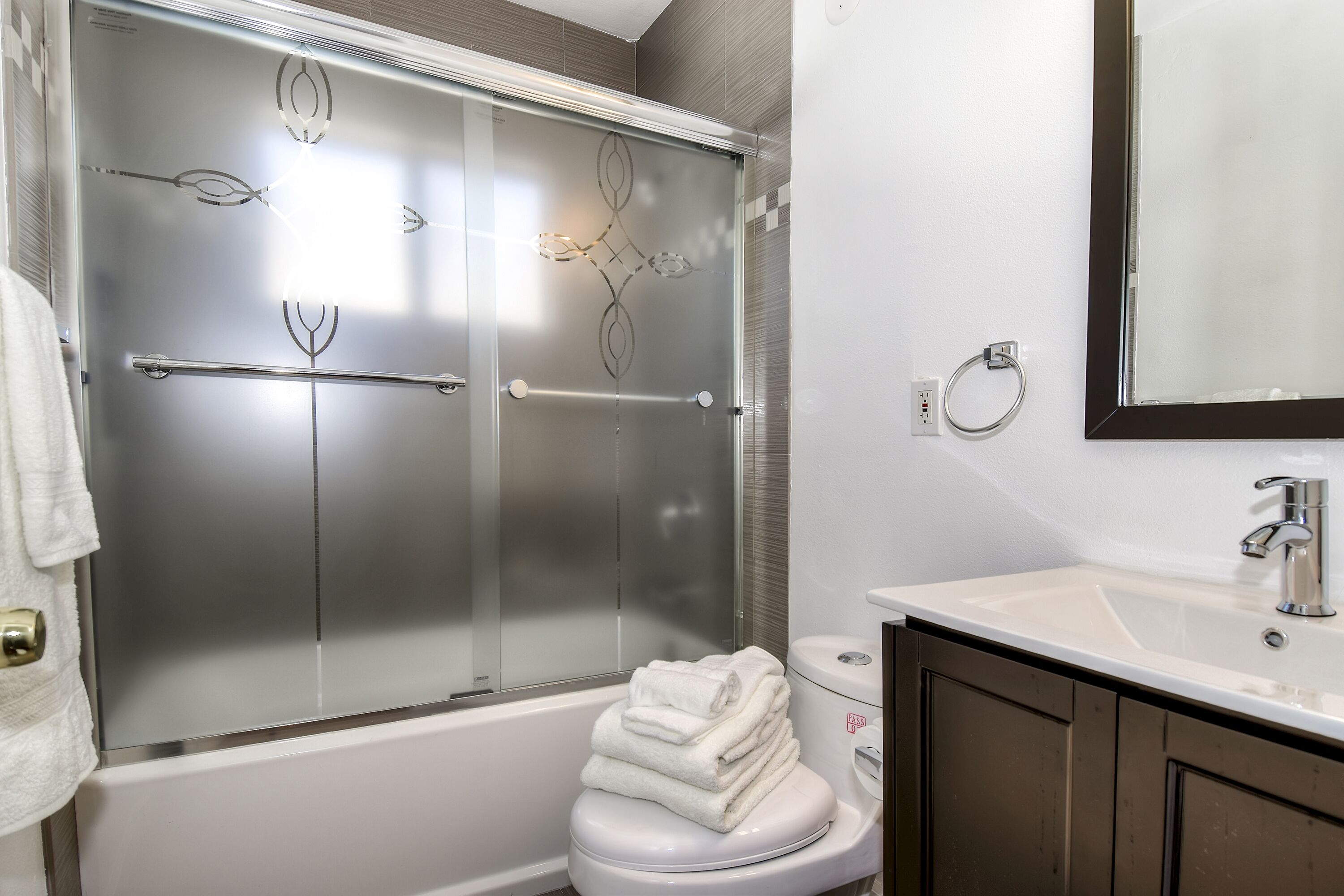 Combined shower/bathtub, hair dryer, towels, toilet paper