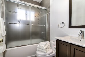 Ensemble douche/baignoire, sèche-cheveux, serviettes fournies