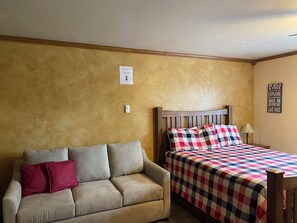 Tabla de planchar con plancha, wifi gratis y ropa de cama 