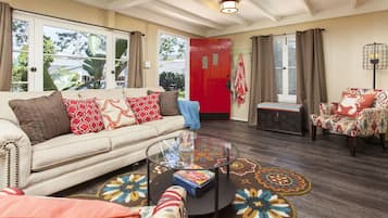 Una televisión, una chimenea, libros