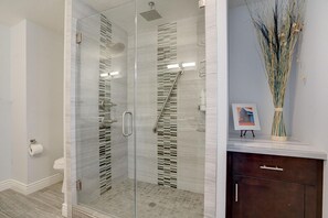 Ensemble douche/baignoire, sèche-cheveux, serviettes fournies, savon