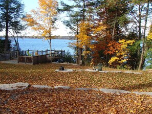 Property grounds - Waterfront Cottage in Prince Edward County - Close to Wellington and Wineries (Consecon)