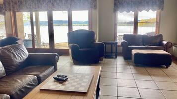 TV connectée, jeux vidéo, lecteur de DVD, baby-foot