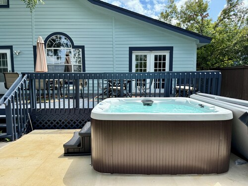 Spacious Victorian w/Game Room & Hot Tub