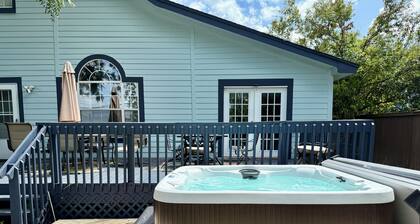 Spacious Victorian w/Game Room & Hot Tub