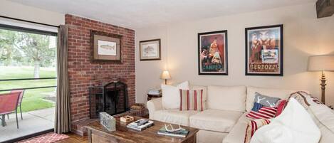 Télévision, cheminée