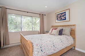 2 bedrooms, desk, iron/ironing board, WiFi
