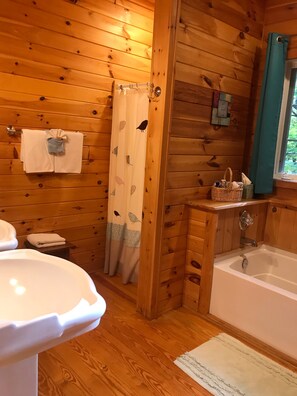 Haartrockner, Handtücher, Toilettenpapier