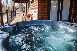 Outdoor spa tub - 2 Master Suites W/king Beds. Hot tub, and Fireplace A Luxury Cabin (Broken Bow)