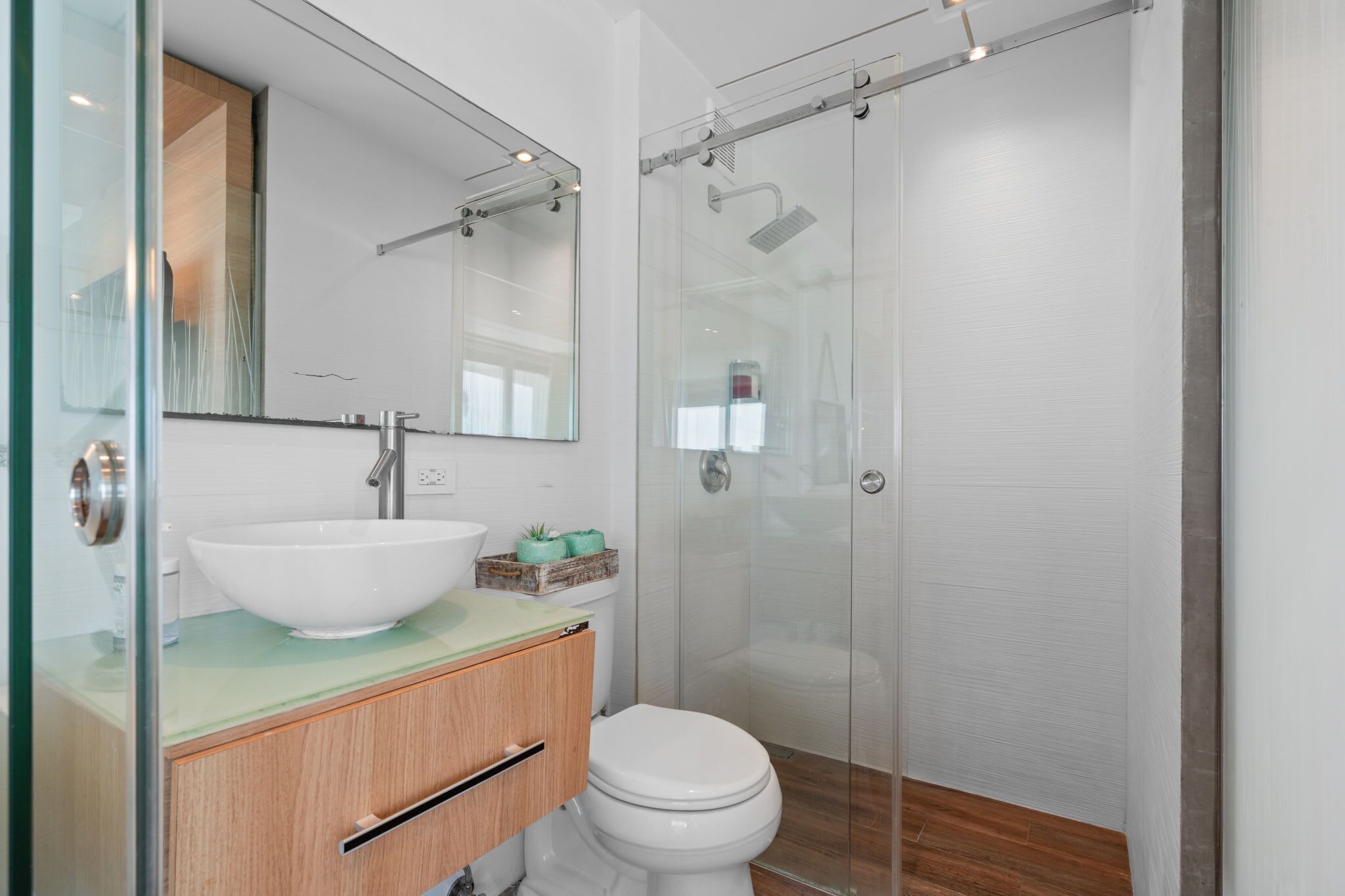 Regadera, amenidades de baño gratuitas, secadora de cabello, batas 