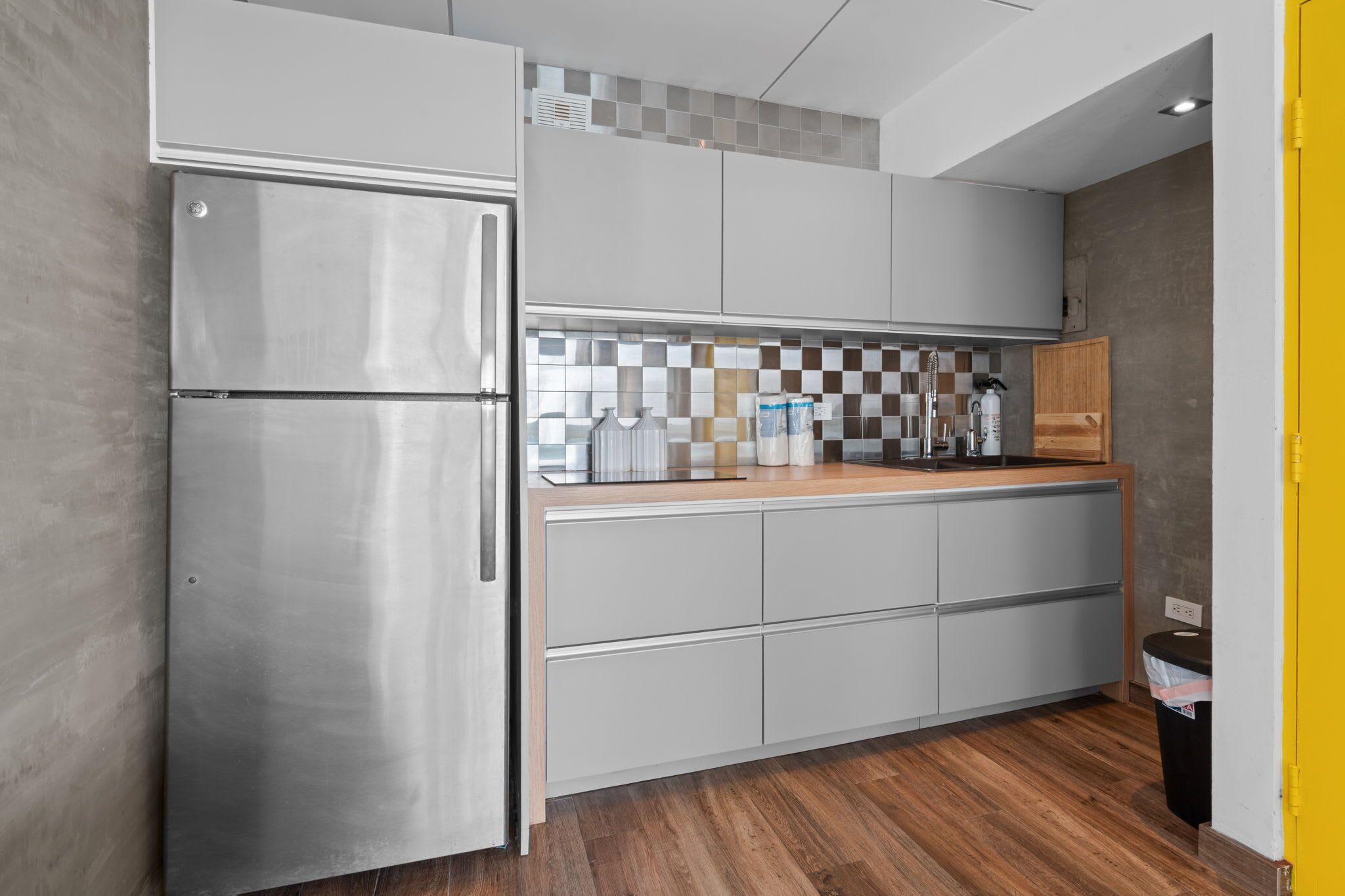 Coffee/tea maker, fridge, microwave, stovetop